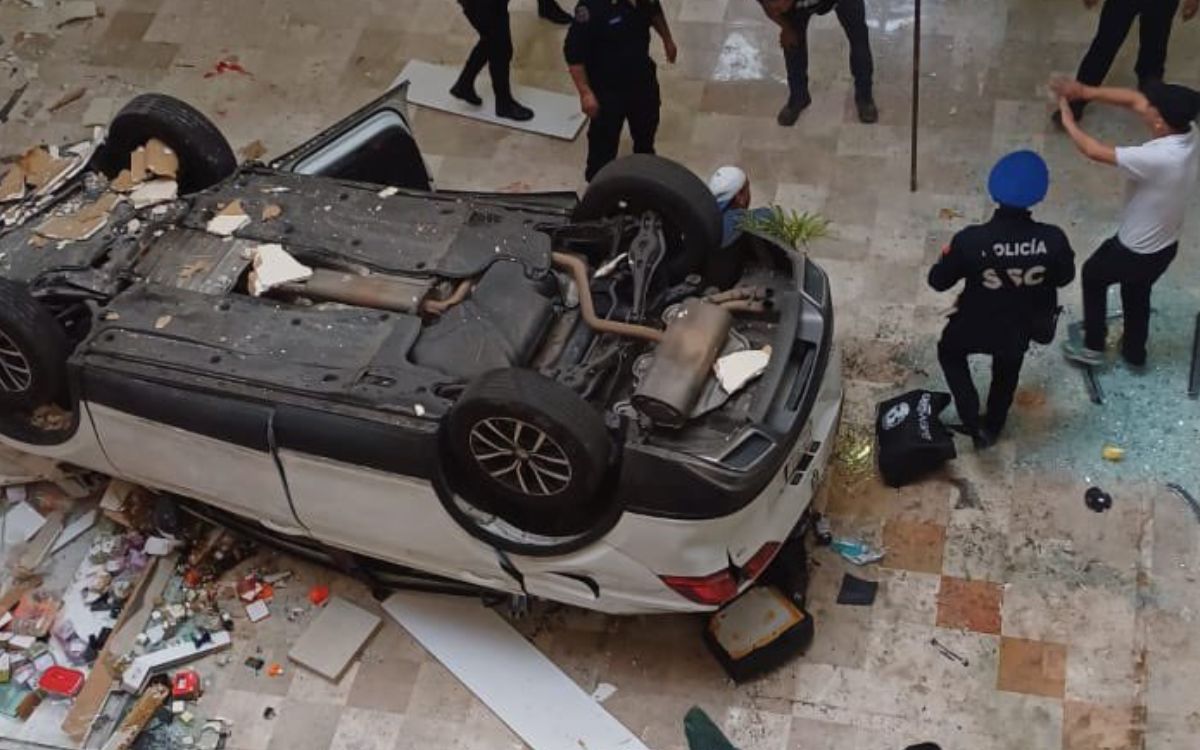 Vehículo cae desde tercer piso en Plaza Lilas y conductora queda gravemente herida