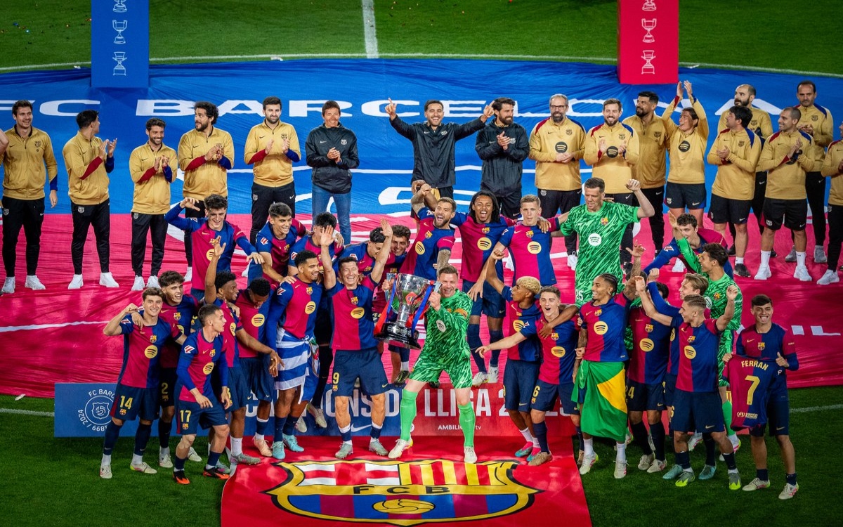 Celebran los culés su título de liga con una fiesta multitudinaria en Barcelona