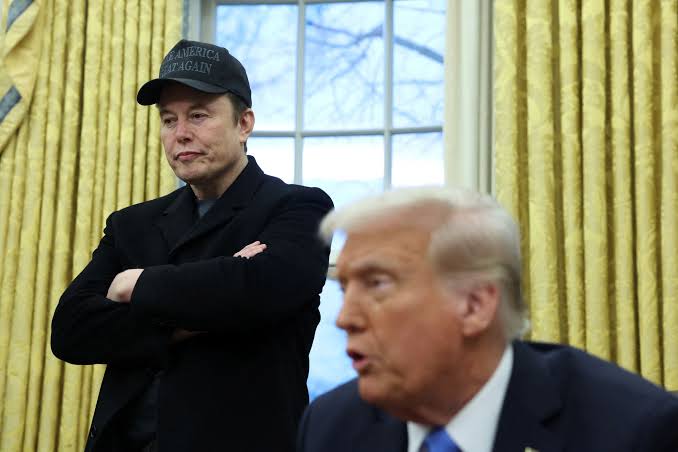Elon Musk critica la política fiscal de EE. UU. y marca distancia del legado de Trump<br><br><br>Elon Musk, CEO de Tesla y SpaceX, volvió a generar titulares esta semana tras sus recientes declaraciones en las que criticó abiertamente la política fiscal de Estados Unidos, marcando una clara ruptura con el legado económico de la administración de Donald Trump, de la que alguna vez formó parte como asesor empresarial.<br><br>En una entrevista ofrecida durante el Summit on Innovation & Tax Policy en Nueva York, Musk se refirió a la estructura tributaria estadounidense como “absurdamente regresiva” y “diseñada para beneficiar a una élite económica y política que no crea valor, sino que lo absorbe”. A pesar de ser uno de los hombres más ricos del mundo, el empresario sudafricano insistió en que los sistemas fiscales deben ser “inteligentes, progresivos y orientados a la innovación real”, una postura que contrasta fuertemente con el recorte impositivo de 2017 promovido por Trump, el cual Musk inicialmente apoyó de forma pública.<br><br>Cuando se le preguntó por su colaboración con la administración Trump, Musk no dudó en distanciarse: “Participé porque creí que podía influir positivamente. Pero rápidamente entendí que se trataba más de espectáculos que de resultados sustanciales. No se buscaban ideas, se imponían impulsos personales”. Estas declaraciones refuerzan la imagen de un Musk más pragmático que ideológico, ahora centrado en criticar a ambos extremos del espectro político por igual.<br><br>La crítica de Musk llega en un momento delicado, cuando el debate sobre los impuestos a los grandes patrimonios y corporaciones tecnológicas se intensifica en el Congreso. Sus palabras podrían ser interpretadas como una señal hacia los legisladores de que incluso dentro de las filas de los ultra-ricos hay desacuerdo con el modelo económico impulsado por Trump.<br><br>Más allá de Musk, lo que subyace en esta conversación es una crítica más amplia al estilo de gobierno del expresidente Trump. Su forma radical de tomar decisiones —a menudo impulsiva, sin consultas previas y basada en cálculos políticos más que en fundamentos técnicos— dejó un legado de polarización y fragilidad institucional. Las consecuencias se sienten aún hoy: decisiones como el recorte fiscal masivo sin una estrategia compensatoria de ingresos han contribuido al creciente déficit fiscal del país y han limitado la capacidad del Estado para responder ante crisis económicas.<br><br>Musk, siempre polémico y a menudo contradictorio, parece haber aprendido de su paso por la política real: la innovación no se puede construir sobre una base fiscal desequilibrada ni sobre gobiernos que confunden liderazgo con capricho.<br><br><br>—<br><br>Referencias <br><br>Baker, P. & Tankersley, J. (2025, junio 2). Elon Musk Breaks with Trump Over Tax Policy. The New York Times. https://www.nytimes.com<br><br>Friedman, L. (2025, junio 3). Musk Criticizes U.S. Tax Code as ‘Elitist and Dysfunctional’. The Washington Post. https://www.washingtonpost.com<br><br>Molla, R. (2025, junio 2). How Musk’s Fiscal Views Are Shifting in the Post-Trump Era. Vox. https://www.vox.com<br><br>Sullivan, M. (2025, junio 1). Trump’s Impulsive Economic Legacy Still Haunts the GOP. The Atlantic. https://www.theatlantic.com<br><br>U.S. Congressional Budget Office. (2024). The Budget and Economic Outlook: 2024 to 2034. https://www.cbo.gov/publication/58981